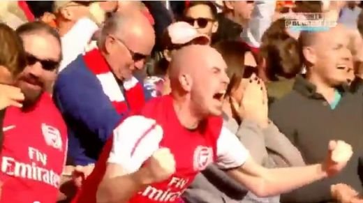 Omul asta e DEMENT! Cel mai nebun fan din Anglia si-a iesit din minti dupa gol! Cum trebuie sa te bucuri daca esti fan adevarat