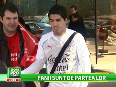 VIDEO! Suarez e idol in Romania! Fanii au venit la hotel pentru starul lui Liverpool! Cantecul cu care l-au lasat fara cuvinte: