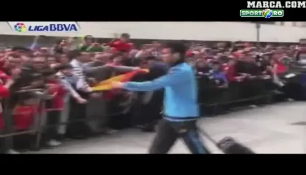 VIDEO: Fabregas, pus in fata celui mai jenant moment de un vanator de autografe! Declaratia care i-a spulberat visele lui Torres: