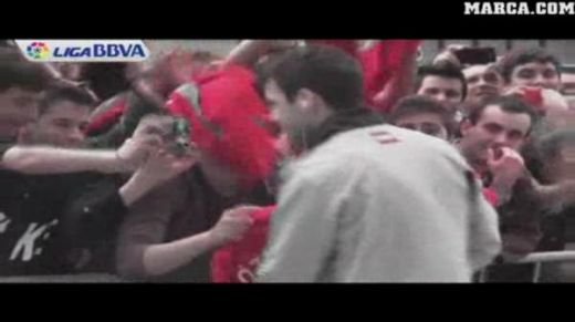 VIDEO: Fabregas, pus in fata celui mai jenant moment de un vanator de autografe! Declaratia care i-a spulberat visele lui Torres: