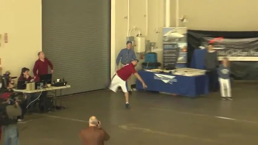 Recordul mondial pe care visai sa il bati cand erai copil! Cat a zburat cel mai tare avion din hartie vazut vreodata! VIDEO