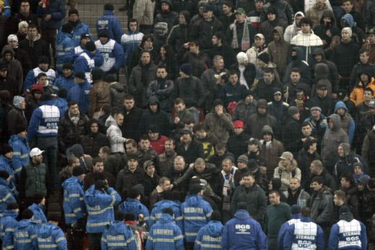 FOTO: Scene INCREDIBILE pe National Arena! Stewarzii au evacuat spectatorii care ii injurau pe Sandu si Dragomir! Ce banner au interzis:_2