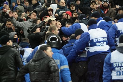 FOTO: Scene INCREDIBILE pe National Arena! Stewarzii au evacuat spectatorii care ii injurau pe Sandu si Dragomir! Ce banner au interzis:_3