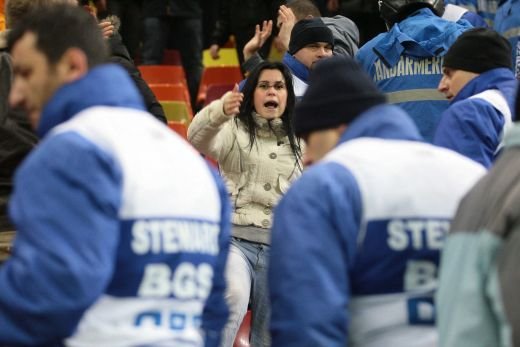 FOTO: Scene INCREDIBILE pe National Arena! Stewarzii au evacuat spectatorii care ii injurau pe Sandu si Dragomir! Ce banner au interzis:_4
