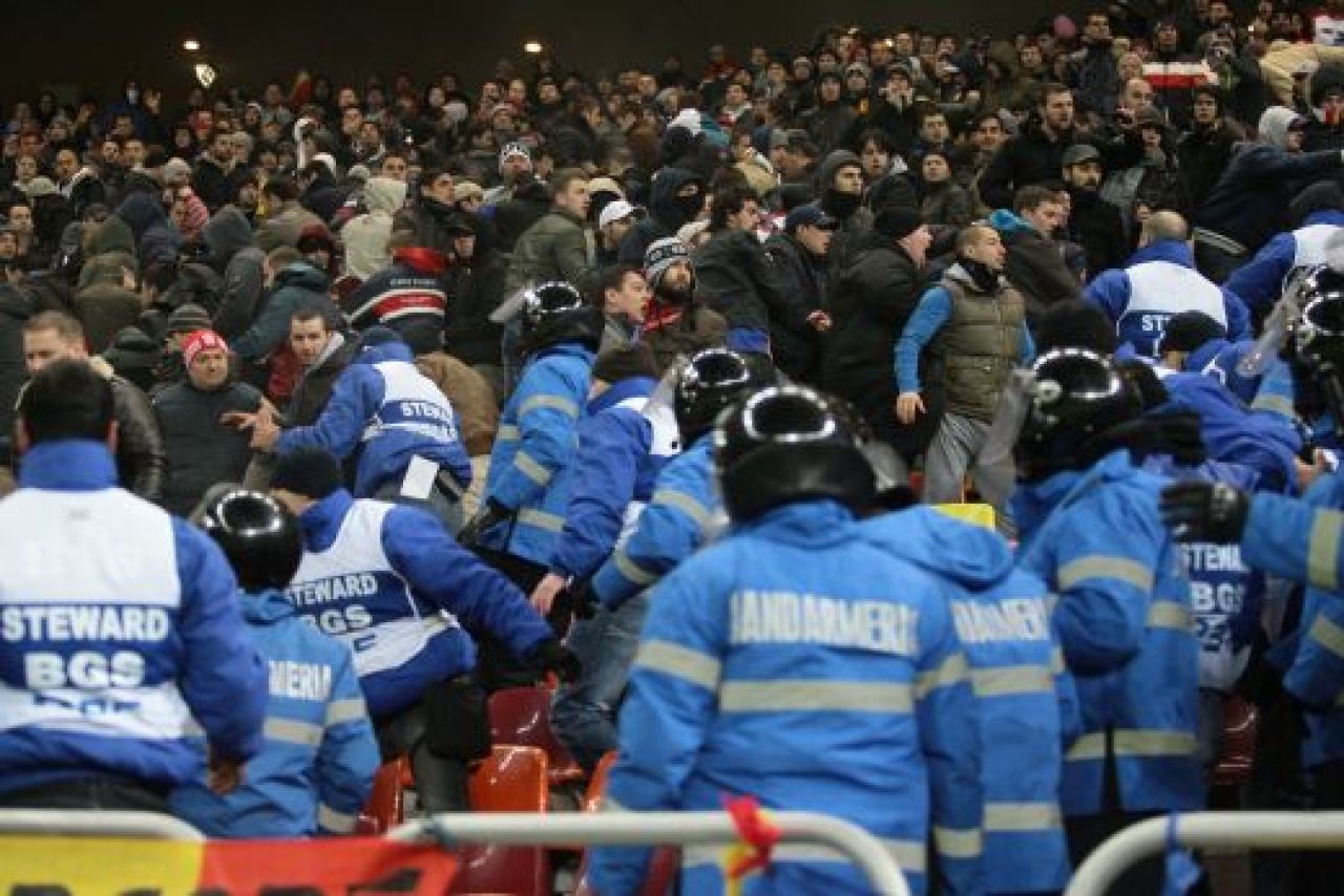 FOTO: Scene INCREDIBILE pe National Arena! Stewarzii au evacuat spectatorii care ii injurau pe Sandu si Dragomir! Ce banner au interzis:_5