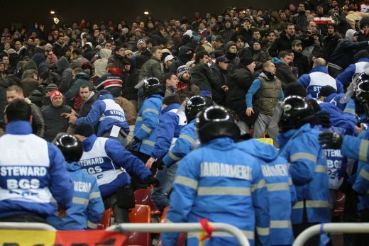 FOTO: Scene INCREDIBILE pe National Arena! Stewarzii au evacuat spectatorii care ii injurau pe Sandu si Dragomir! Ce banner au interzis:_5