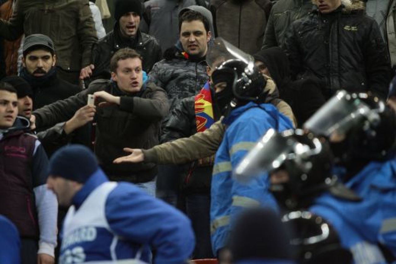 FOTO: Scene INCREDIBILE pe National Arena! Stewarzii au evacuat spectatorii care ii injurau pe Sandu si Dragomir! Ce banner au interzis:_7