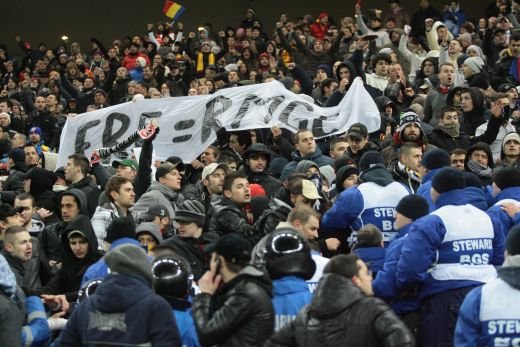FOTO: Scene INCREDIBILE pe National Arena! Stewarzii au evacuat spectatorii care ii injurau pe Sandu si Dragomir! Ce banner au interzis:_8