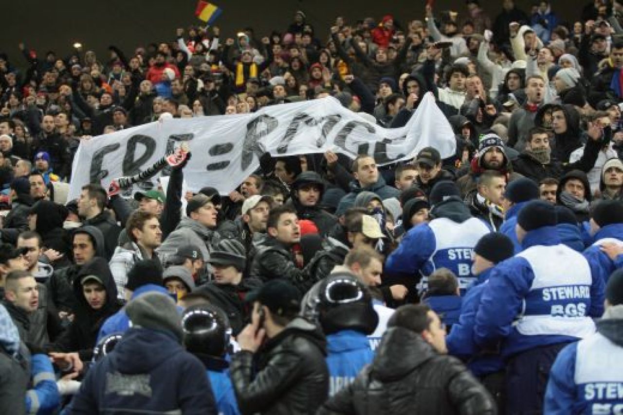 FOTO: Scene INCREDIBILE pe National Arena! Stewarzii au evacuat spectatorii care ii injurau pe Sandu si Dragomir! Ce banner au interzis:_8