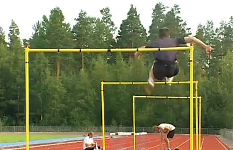 VIDEO UIMITOR! Cursa nebuna a singurului om din lume care poate sa sara la rand peste 3 garduri de 2 metri!