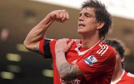 Le-a promis colegilor de la Liverpool ca si-i tatueaza pe toti daca vor castiga titlul! Cine are cele mai tari tatuaje: SUPERFOTO_2