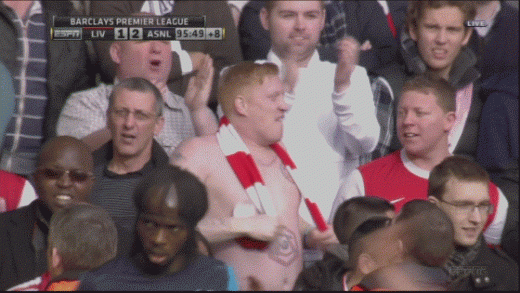 FAZA GENIALA! Rupt de beat, un fan al lui Arsenal a facut SHOW in tribune cu Liverpool: s-a dezbracat si a cantat pana a cazut in cap :))