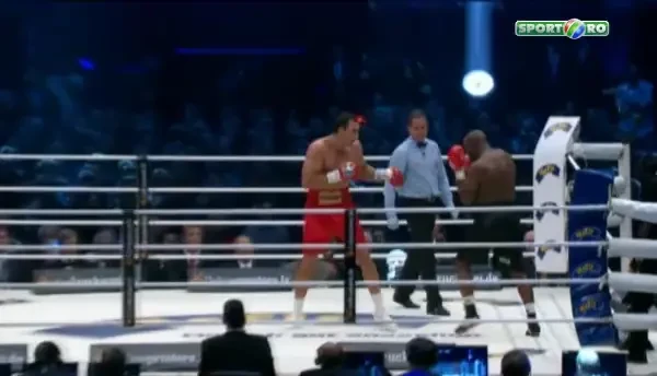 Victorie FANTASTICA a lui W. Klitschko cu 4 centuri mondiale pe masa! Mormeck, facut KO in 4 runde dupa ce a fost lesinat de pumni