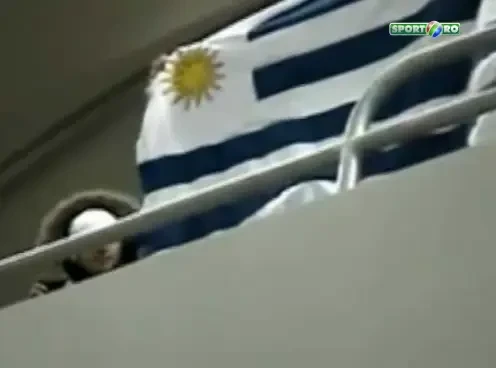 Imagini in premiera! Momentul in care SINGURUL fan al Uruguayului a fost EVACUAT de pe National Arena! Ti se pare violent? :)