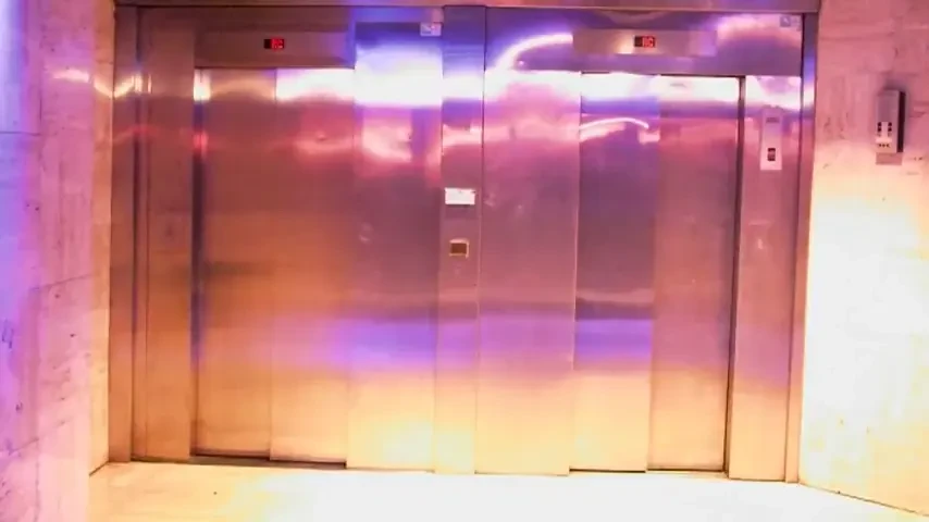 SUPER VIDEO! Cea mai tare farsa! N-o sa ghicesti ce poate sa faca omul asta in lift! :)