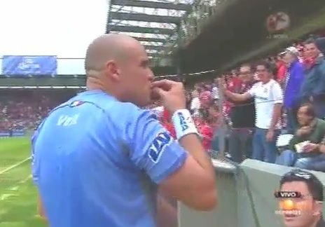 Arbitrul a agatat o fana in timpul unui meci! Asa ceva e IMPOSIBIL in Liga I! VIDEO GENIAL
