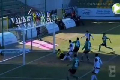 VIDEO! 99% dintre fundasi reuseau un autogol din pozitia aia! Un atacant a&nbsp;trimis pe langa! Vezi o ratare unica: