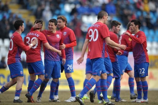 Nu va suparati, cine sunt aia doi de pe stanga?! Fanii stiu cum ar trebui sa arate Steaua perfecta: cu ei doi pe stanga, Stan e incantat!