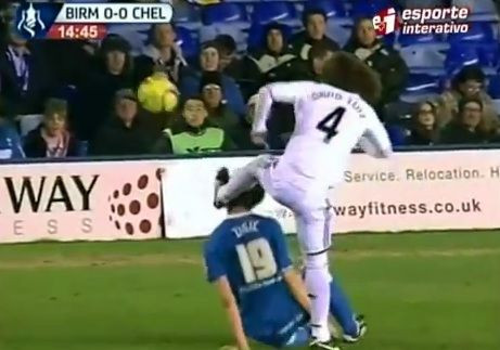 I-a dat cu sutul in fata si l-a umplut de sange! Scuza-ma, tata, n-am vrut! &nbsp; Colegii erau sa lesine cand l-au vazut VIDEO