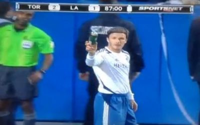 VIDEO INCREDIBIL! Beckham nu a patit niciodata asa ceva! Fanii au aruncat cu cutii de bere in el si i-au ars tricoul! Cum s-a razbunat: