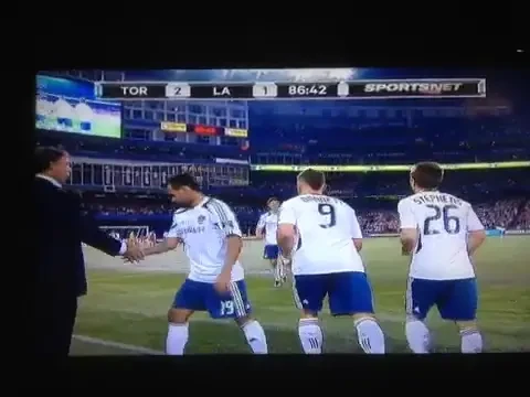 VIDEO INCREDIBIL! Beckham nu a patit niciodata asa ceva! Fanii au aruncat cu cutii de bere in el si i-au ars tricoul! Cum s-a razbunat: