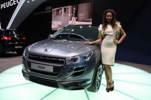 100 de femei HOT de la Salonul Auto de Geneva! Au stat si ceasurile elvetiene cand au aparut ele! FOTO