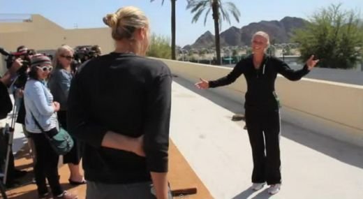VIDEO EPIC FAIL! Wozniacki a incercat sa-i faca o farsa Saharapovei! Vezi cum s-a facut de ras: