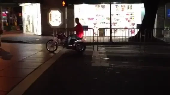 VIDEO Si-a luat motor nou si a iesit la fite in oras! Cum s-a facut de RAS un motociclist incepator! :))