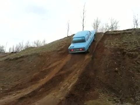 SUPER VIDEO Rusii au gasit cel mai TARE OFFROAD din lume! Poti sa mergi cu el oriunde si e mai ieftin ca o bicicleta! :))
