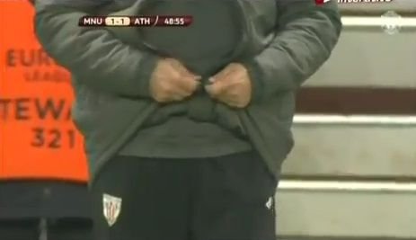 VIDEO EPIC: Cel mai NEBUN antrenor din Europa a facut show pe Old Trafford! Cum l-a imitat fara sa vrea pe Balotelli :)