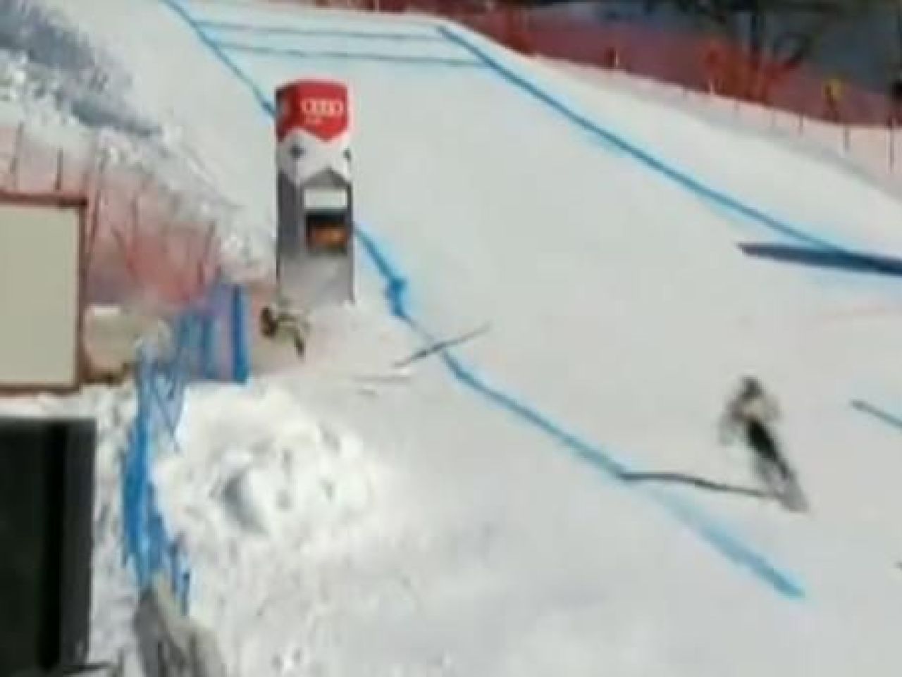 ATENTIE, IMAGINI SOCANTE!! Tragedie in ski! Un sportiv a murit pe loc dupa o aterizare HORROR peste garduri! VIDEO_11
