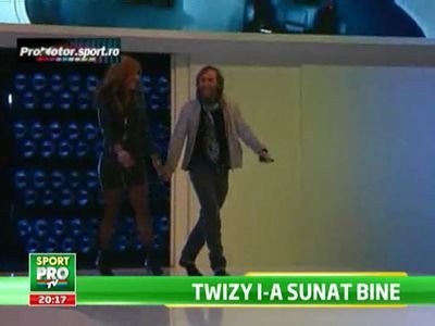 Milionarul care circula cu masina de 3.000 de euro! "Ba, ai innebunit?" Il vezi pe Ronaldo urcand in asa ceva? :)