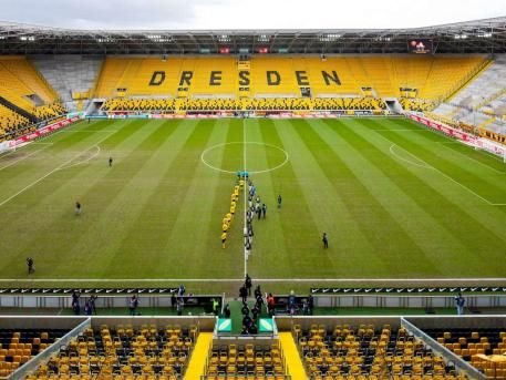 FOTO: Gestul ANULUI in fotbal! Fanii lui Dinamo au cumparat 41.000 de bilete la un meci jucat cu tribunele goale_2