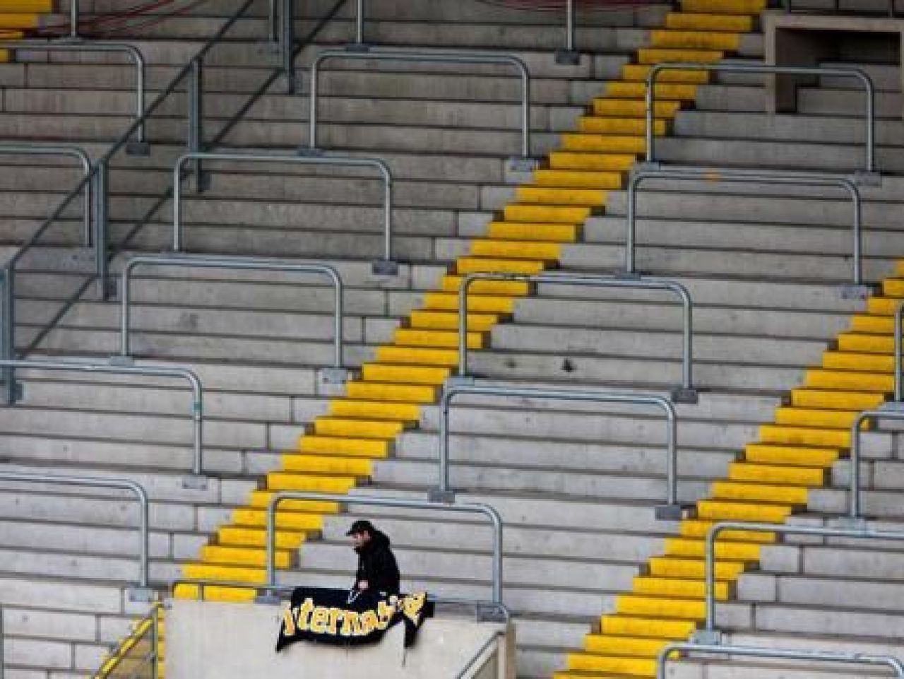 FOTO: Gestul ANULUI in fotbal! Fanii lui Dinamo au cumparat 41.000 de bilete la un meci jucat cu tribunele goale_8