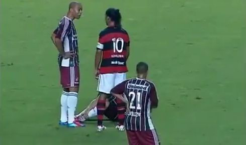 Ronaldinho, gol si ELIMINARE dupa ce i-a facut praf piciorul unui adversar! VIDEO