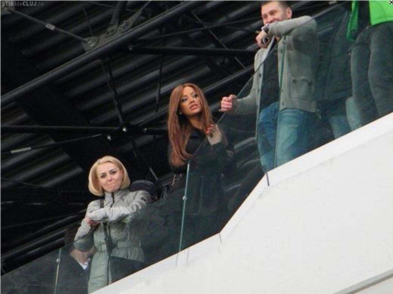 FOTO: Bianca Dragusanu a INCINS un stadion intreg: aparitie SUPER SEXY la U. Cluj - Steaua!_1