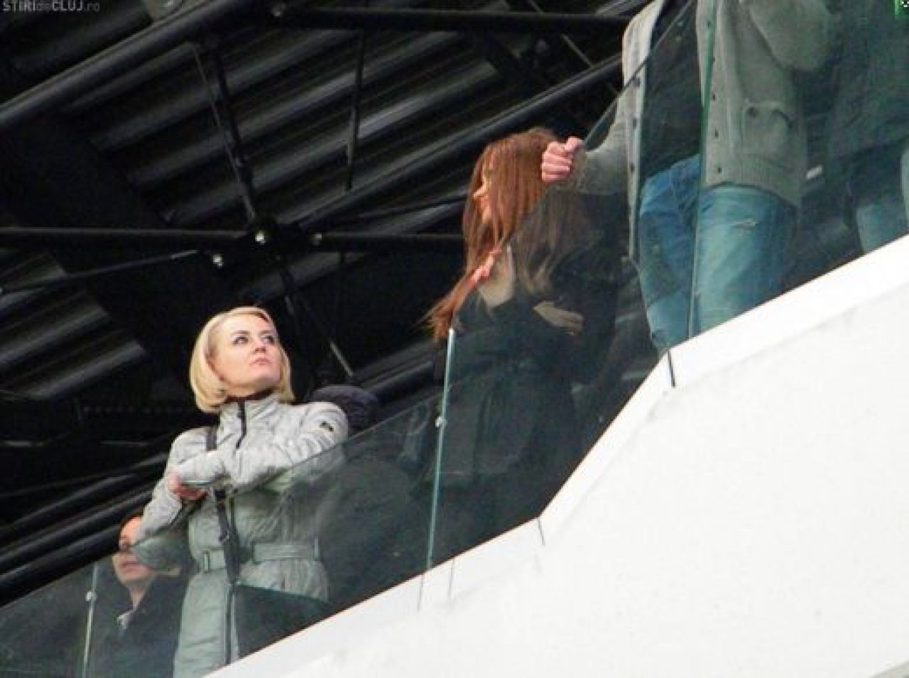 FOTO: Bianca Dragusanu a INCINS un stadion intreg: aparitie SUPER SEXY la U. Cluj - Steaua!_3