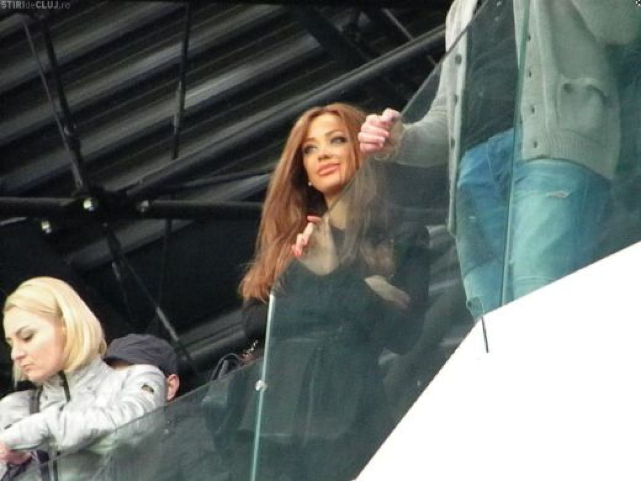 FOTO: Bianca Dragusanu a INCINS un stadion intreg: aparitie SUPER SEXY la U. Cluj - Steaua!_7