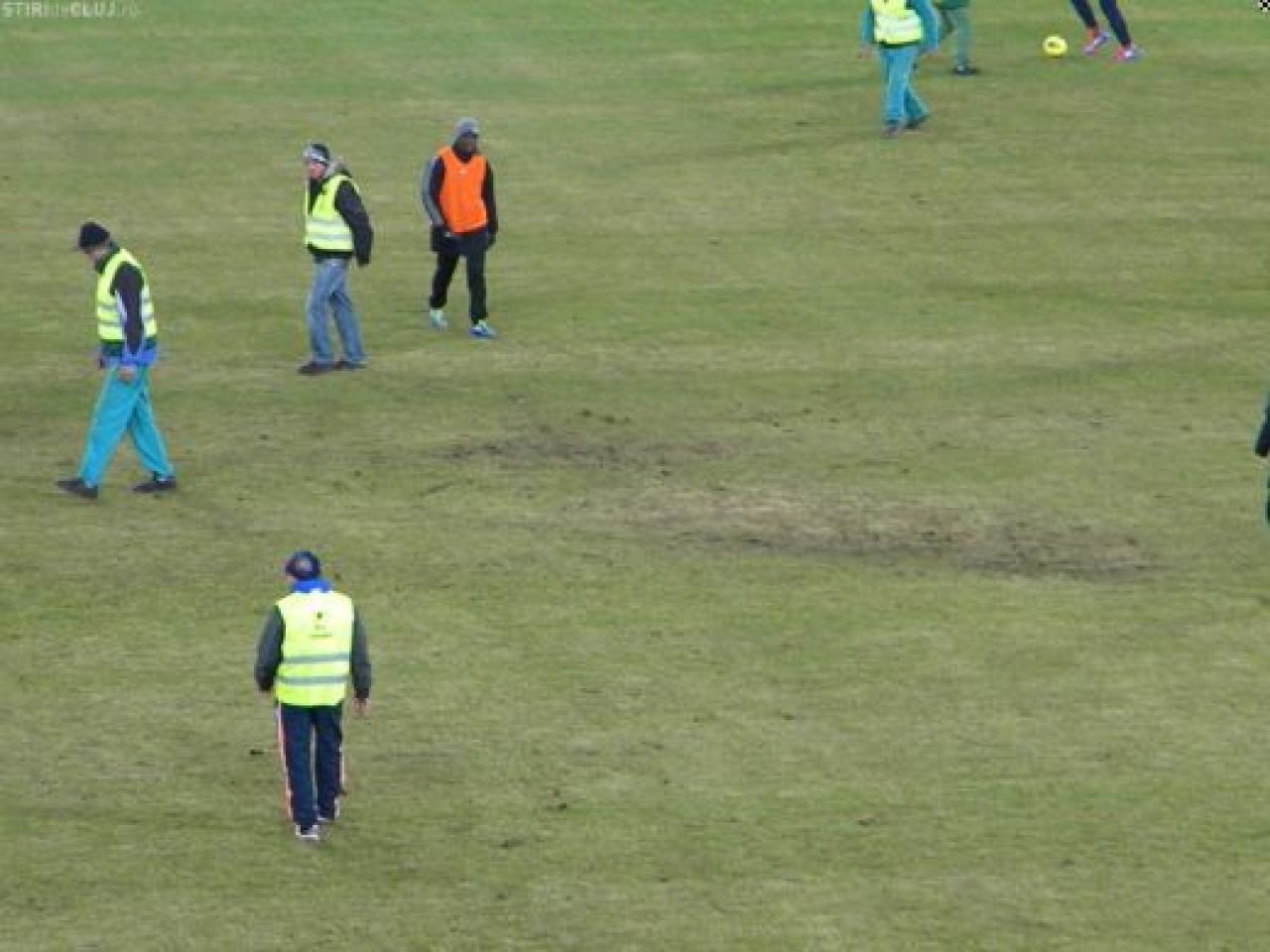 Gazonul de pe Cluj Arena s-a facut PRAF, muncitorii chemati de urgenta sa-l repare la pauza! Imagini care NU s-au vazut la TV_1