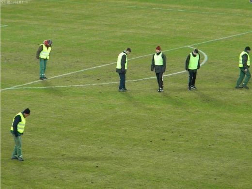 Gazonul de pe Cluj Arena s-a facut PRAF, muncitorii chemati de urgenta sa-l repare la pauza! Imagini care NU s-au vazut la TV_2