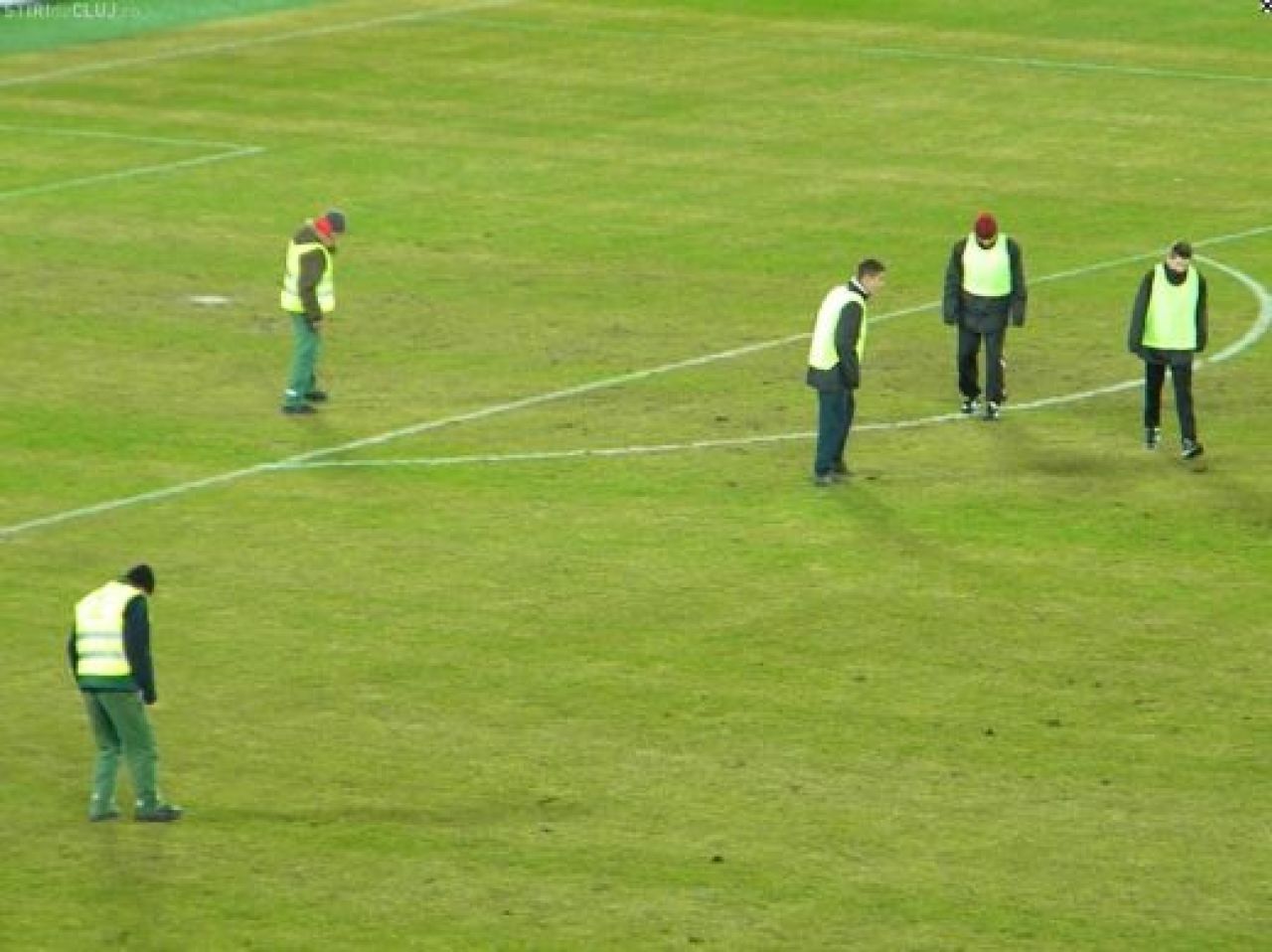 Gazonul de pe Cluj Arena s-a facut PRAF, muncitorii chemati de urgenta sa-l repare la pauza! Imagini care NU s-au vazut la TV_3