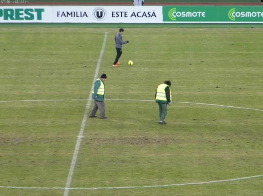 Gazonul de pe Cluj Arena s-a facut PRAF, muncitorii chemati de urgenta sa-l repare la pauza! Imagini care NU s-au vazut la TV_4
