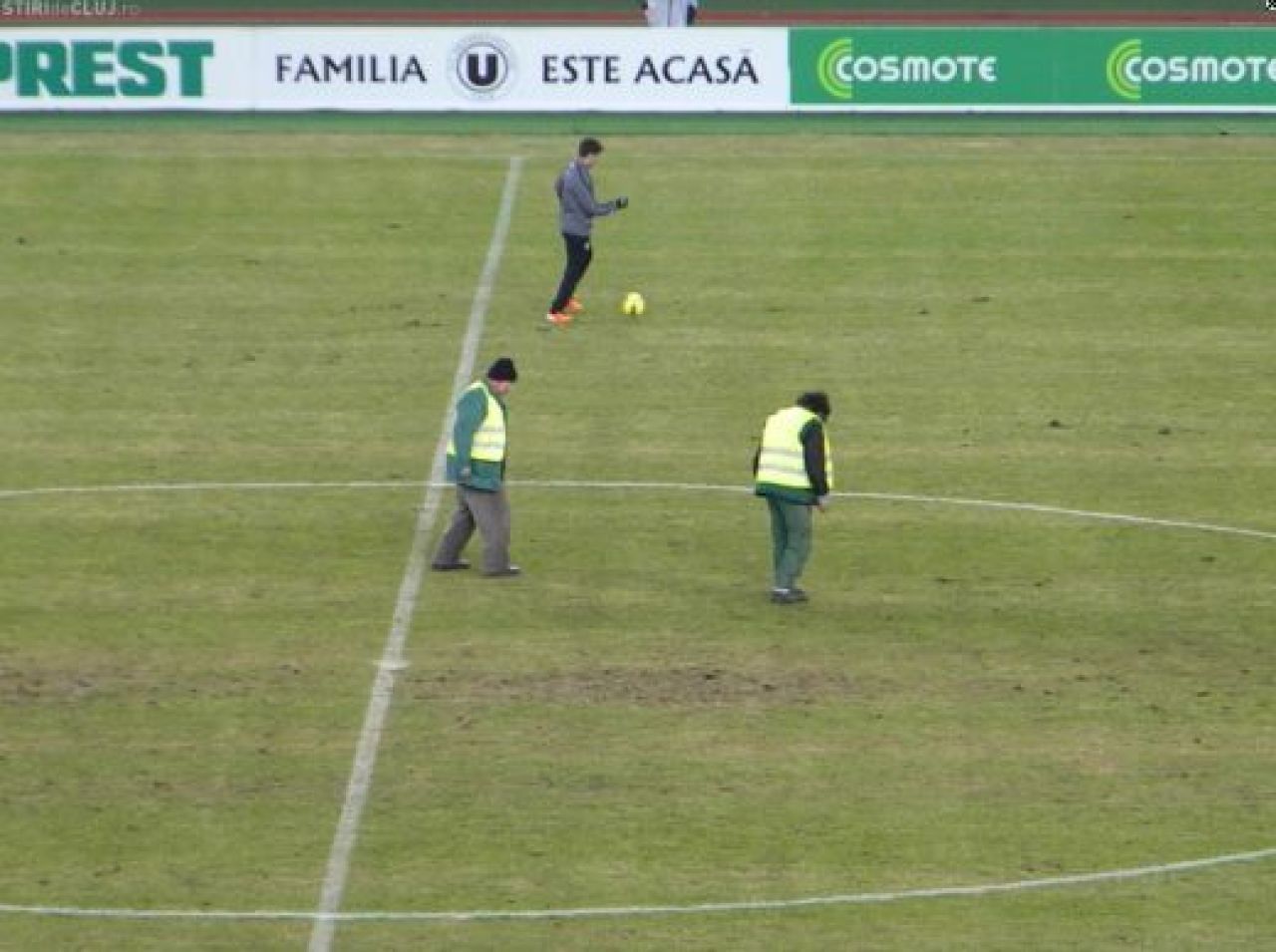 Gazonul de pe Cluj Arena s-a facut PRAF, muncitorii chemati de urgenta sa-l repare la pauza! Imagini care NU s-au vazut la TV_4