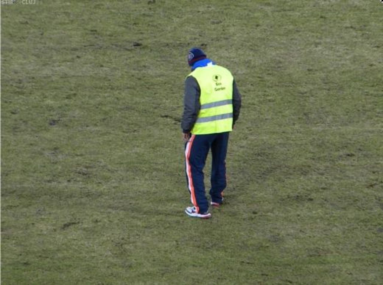 Gazonul de pe Cluj Arena s-a facut PRAF, muncitorii chemati de urgenta sa-l repare la pauza! Imagini care NU s-au vazut la TV_5