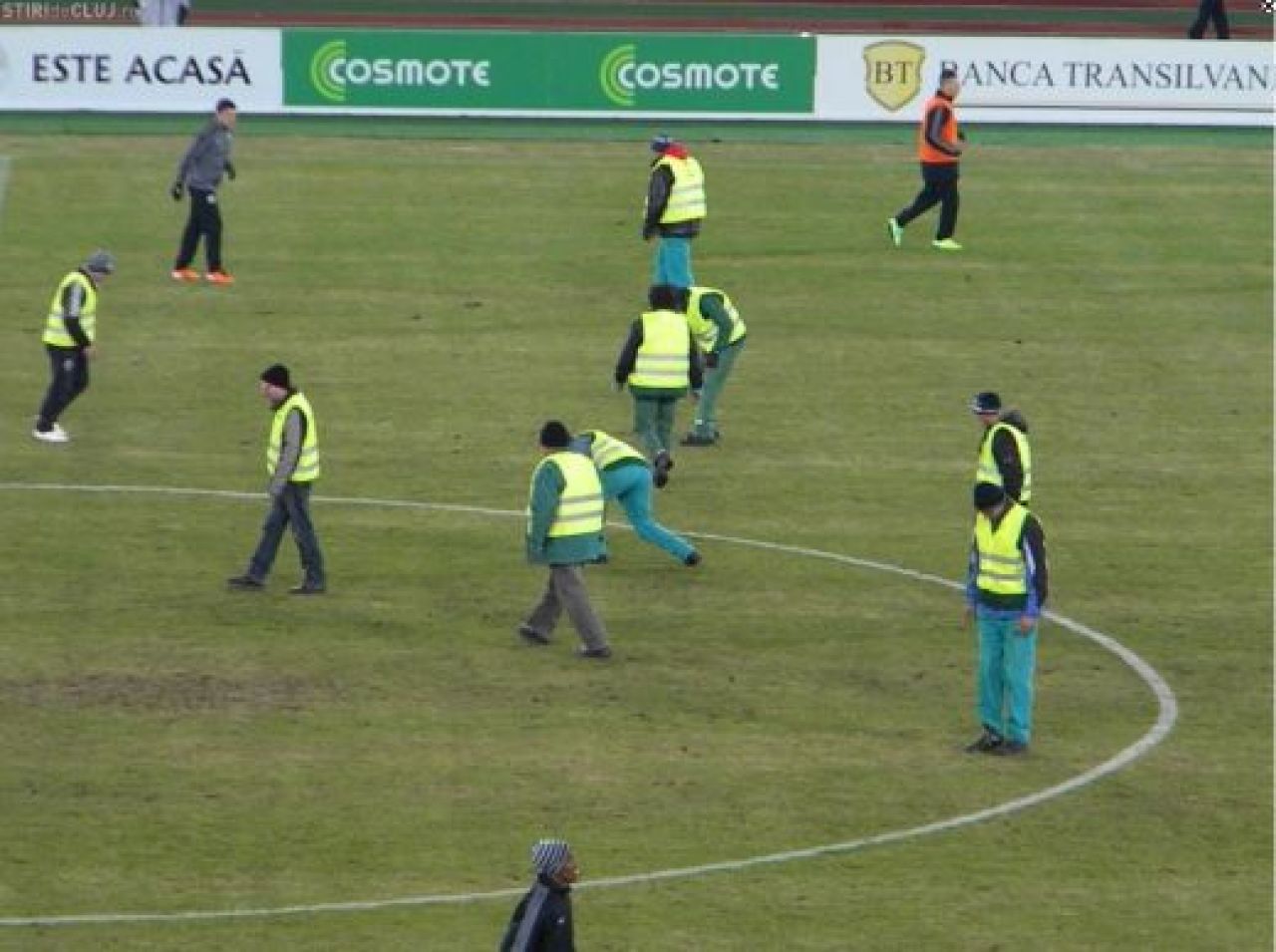 Gazonul de pe Cluj Arena s-a facut PRAF, muncitorii chemati de urgenta sa-l repare la pauza! Imagini care NU s-au vazut la TV_6