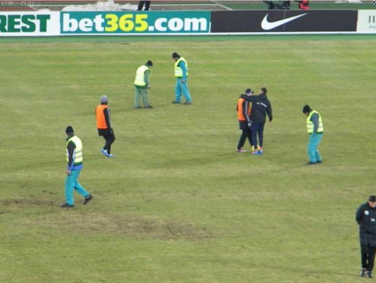 Gazonul de pe Cluj Arena s-a facut PRAF, muncitorii chemati de urgenta sa-l repare la pauza! Imagini care NU s-au vazut la TV_7
