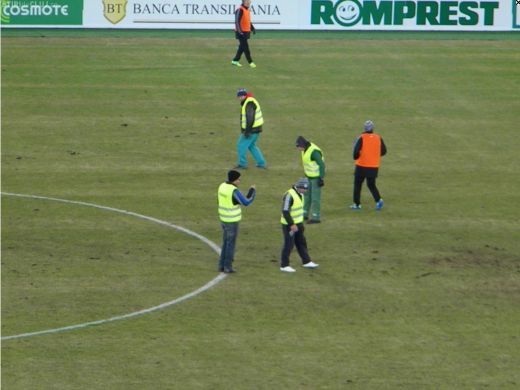 Gazonul de pe Cluj Arena s-a facut PRAF, muncitorii chemati de urgenta sa-l repare la pauza! Imagini care NU s-au vazut la TV_8