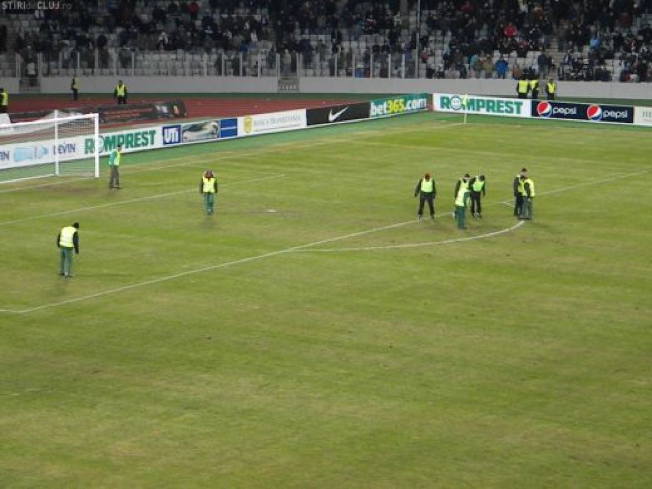 Gazonul de pe Cluj Arena s-a facut PRAF, muncitorii chemati de urgenta sa-l repare la pauza! Imagini care NU s-au vazut la TV_9