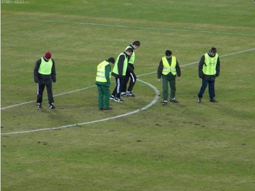 Gazonul de pe Cluj Arena s-a facut PRAF, muncitorii chemati de urgenta sa-l repare la pauza! Imagini care NU s-au vazut la TV_10