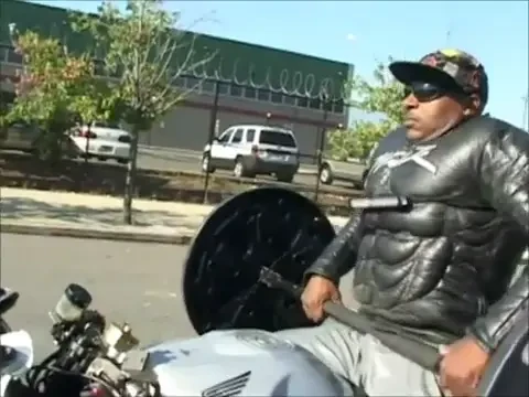 NE-BU-NI-E! Un culturist a inventat un exercitiu care iti face umerii BETON! Nimeni nu are curaj sa-l incerce pe sosea!